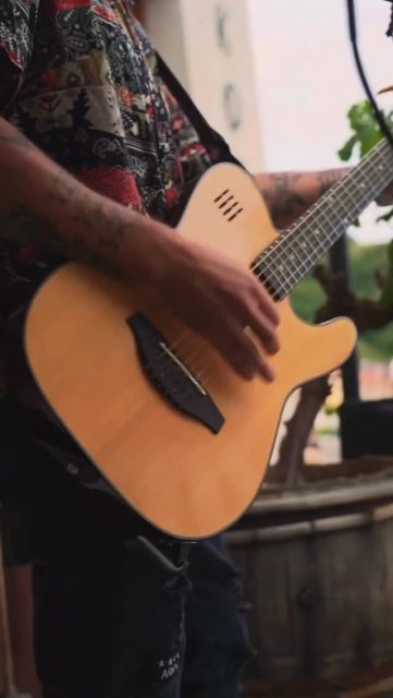 S kým budete u nás na otevřeném sklepě pařit v pátek už víte.😎 Co ale nevíte je to, kdo vám bude hrát v sobotu 11.7.! 🤔
Kytara🎸, saxofon🎷 i harmonika🪗 jsou jeho největší kámoši a pokud jste s tímhle sympaťákem z Mikulova ještě nepařili, jste vůbec správní jihomoraváci? 👀😄 
V sobotu se na vás nebude těšit nikdo jiný, než @pavel_vintrlik_official ! 🤩
Doufáme, že už se rozezpíváváte a trénujete taneční kreace, protože v sobotu to s Pavlem rozjedem na ty nejznámější pecky! 💃🏼🎶
Vybrat jen jeden den, kdy nás navštívíte, bude letos docela těžký… proto doporučujeme hodit si do kalendáře oba. Jen tak pro jistotu.. 😉
See you v červenci! 👋🏼
#vinarstviprchal #letniotevrenysklep